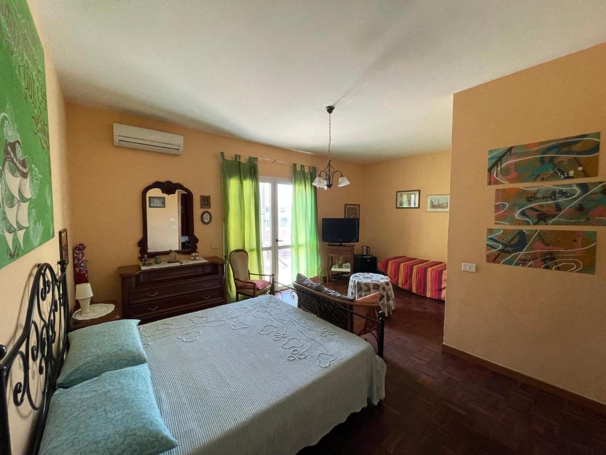 Vacationers Refuge Bed & Breakfast Anzio Bagian luar foto